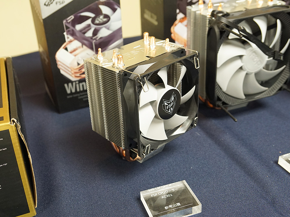 ファンなども装着された状態で販売されるTDP 120W対応のエントリーモデル「AC301」