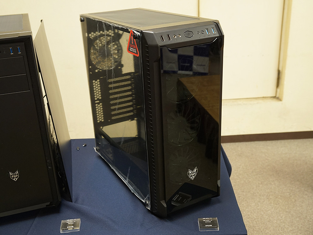 ガラスパネルを採用する「CMT540」