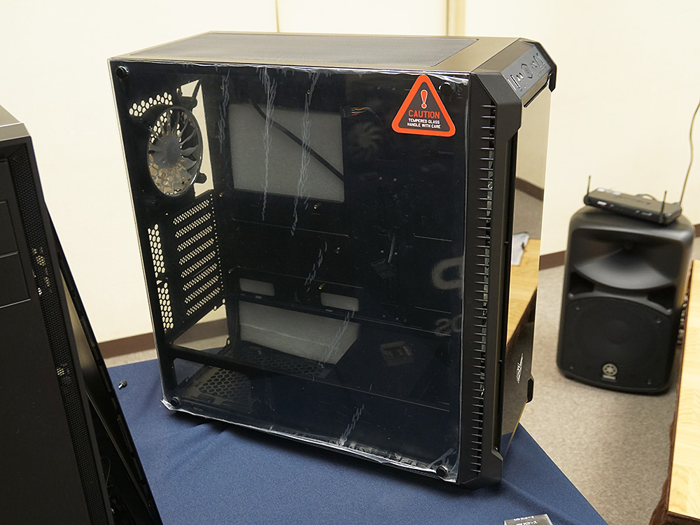 ガラスパネルを採用する「CMT540」