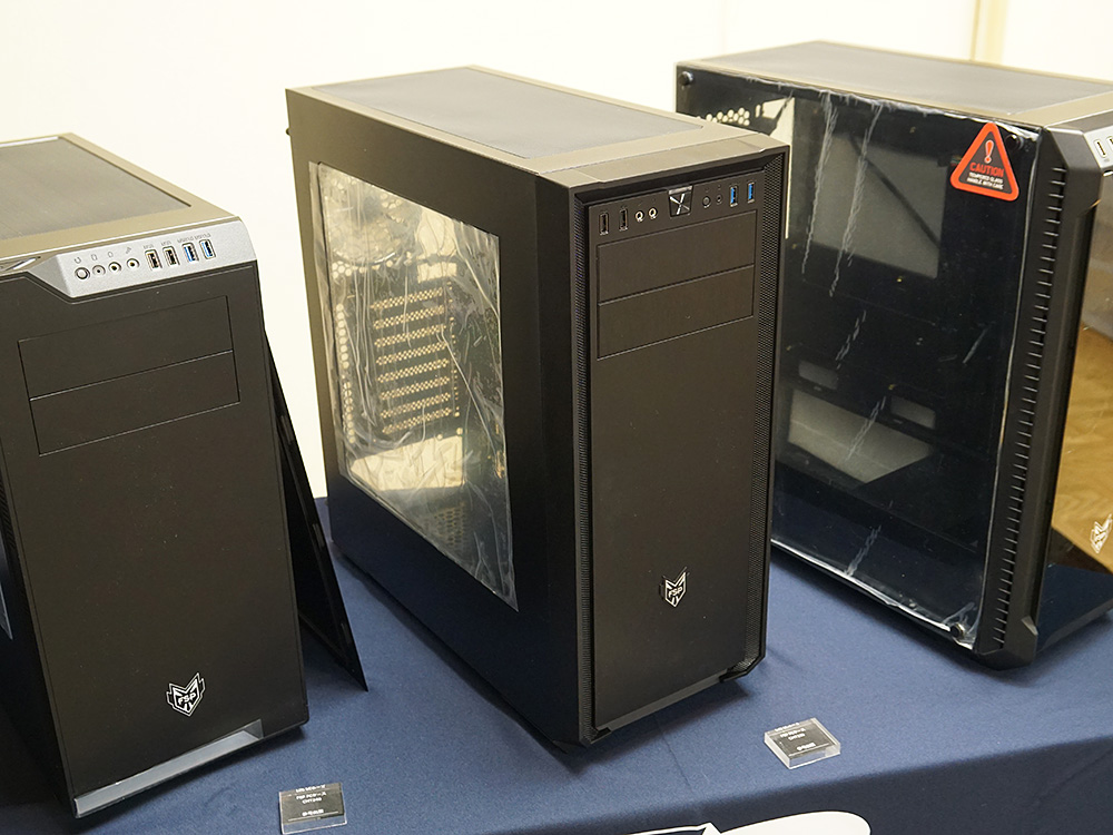 側面窓付きの「CMT330」