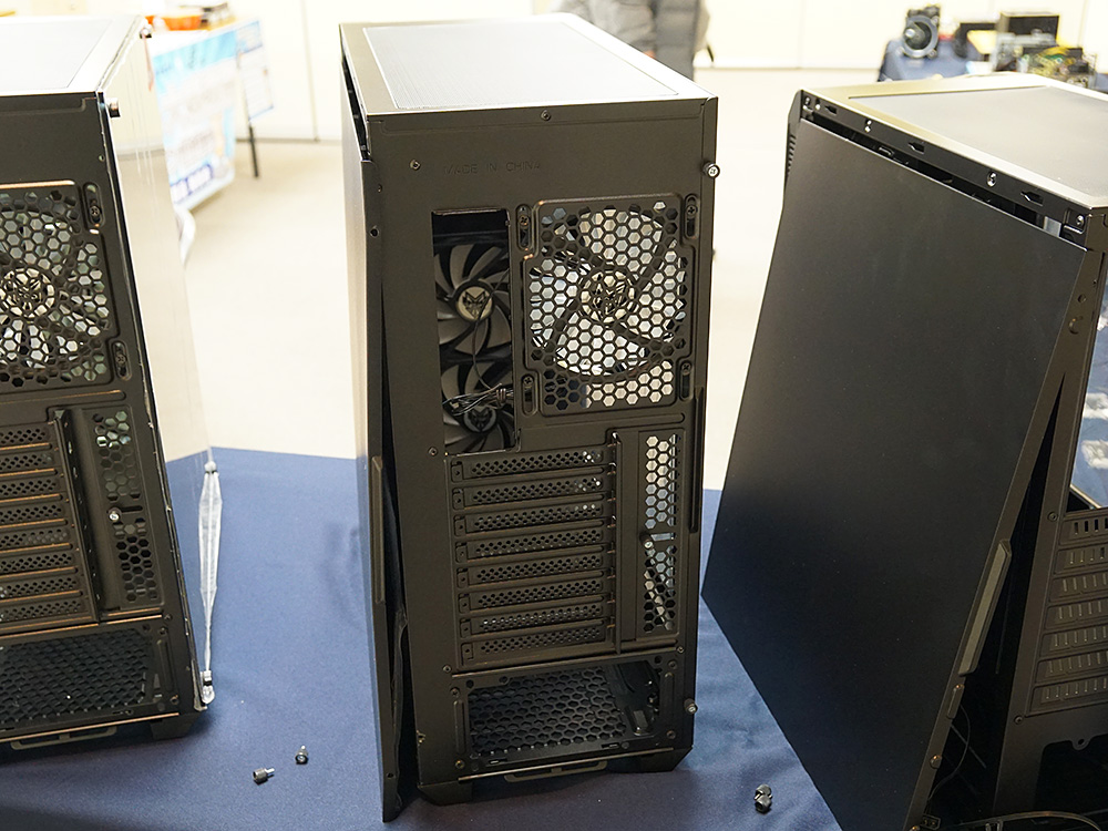 側面窓付きの「CMT330」