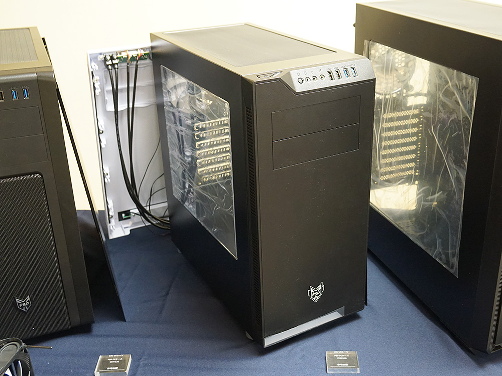 「CMT240」、このモデルはホワイトモデルも用意されている