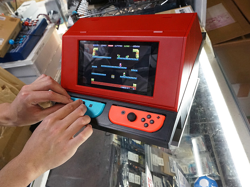 Nintendo Switch本体とJoy-Conを収納できるスタンド