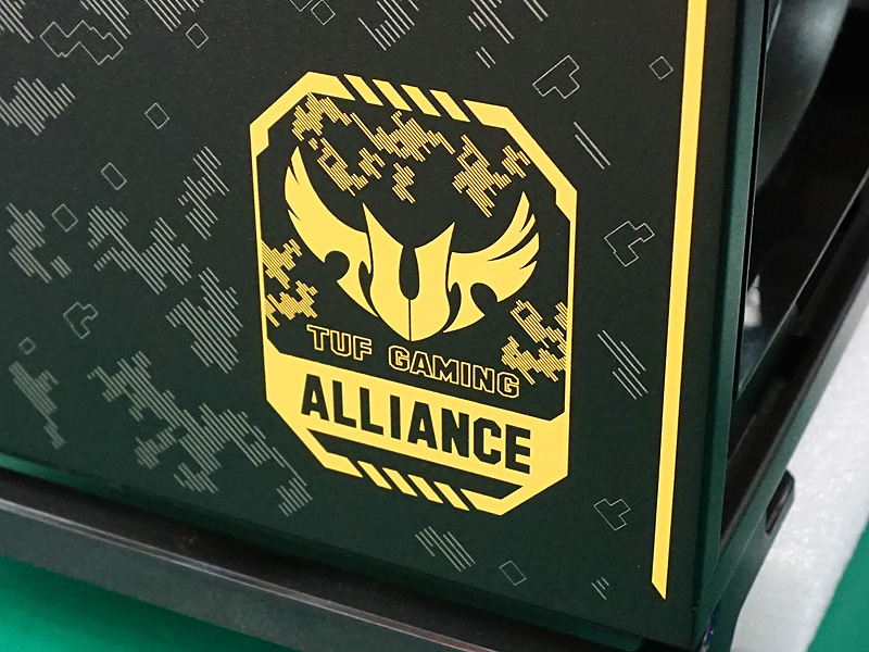 TUF GAMINGのロゴ入り