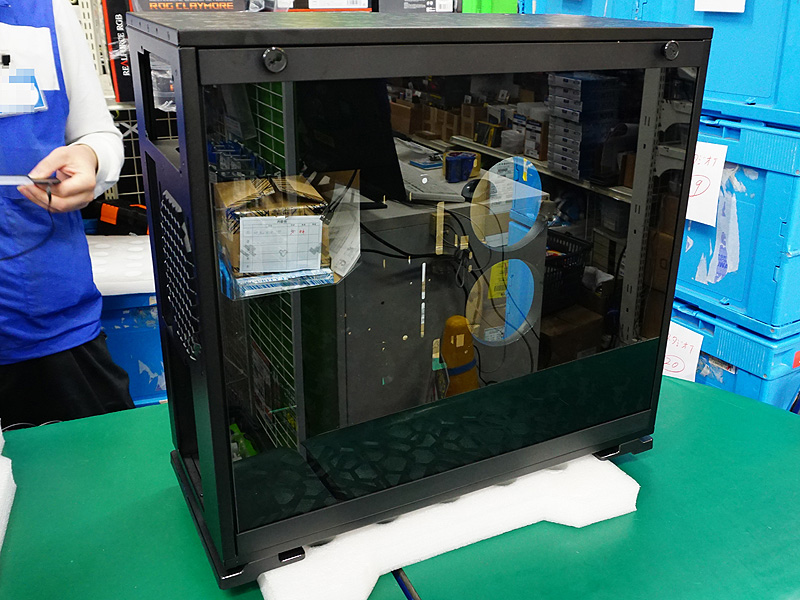 本体側面。サイドパネルを装着した状態