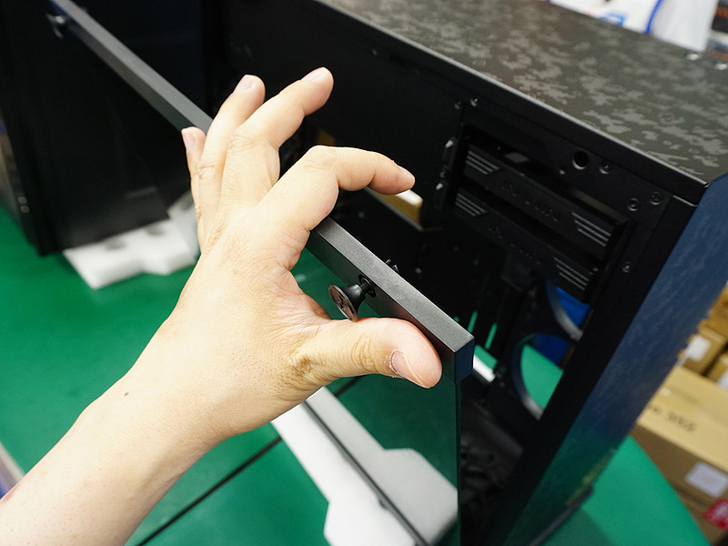 サイドパネルはネジ不要のツールレス設計