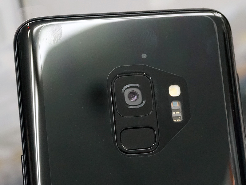 Galaxy S9のカメラ+指紋センサー部分。レンズの下に指紋センサーがある。また、カメラはシングル仕様