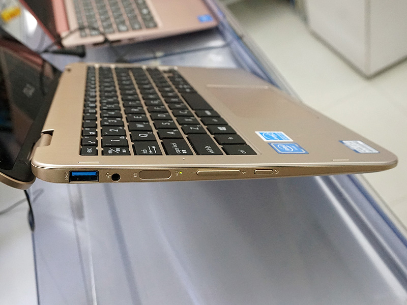 本体左側面。指紋認証センサーを搭載