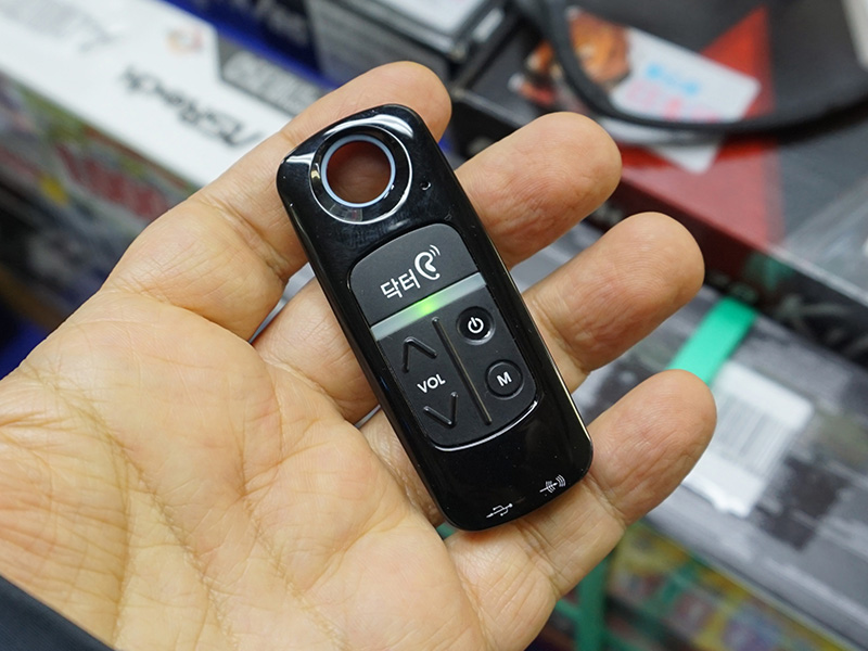 送信機。ヘッドセットとペアリングすると補聴器として使える
