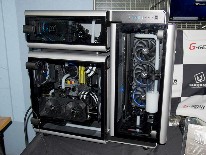 左側面は強化ガラスパネルを採用。大きく3つにゾーニングされているのが分かる