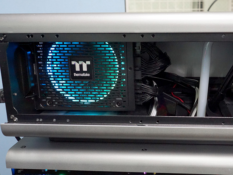 後方上段に電源用スペースがあり、横向きで設置される