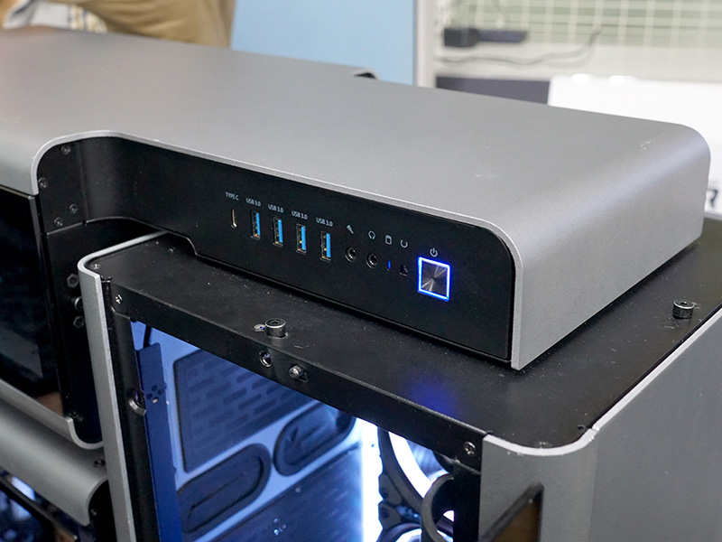 ケース上部の入出力パネル