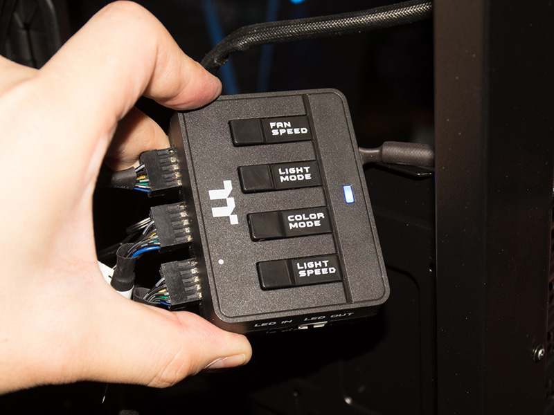 ファン速度やLEDを制御するコントローラが付属