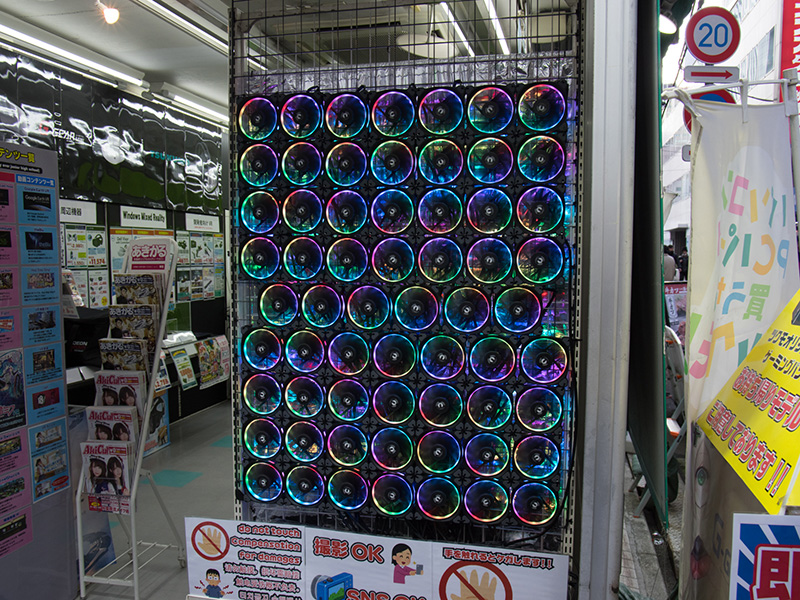 <a href="/shop/at/99honten3.html" class="deliver_inner_content">ツクモVR.</a>店頭で64個のRiingファンを一斉に光らせるデモを実施中。お値段にして30万円相当