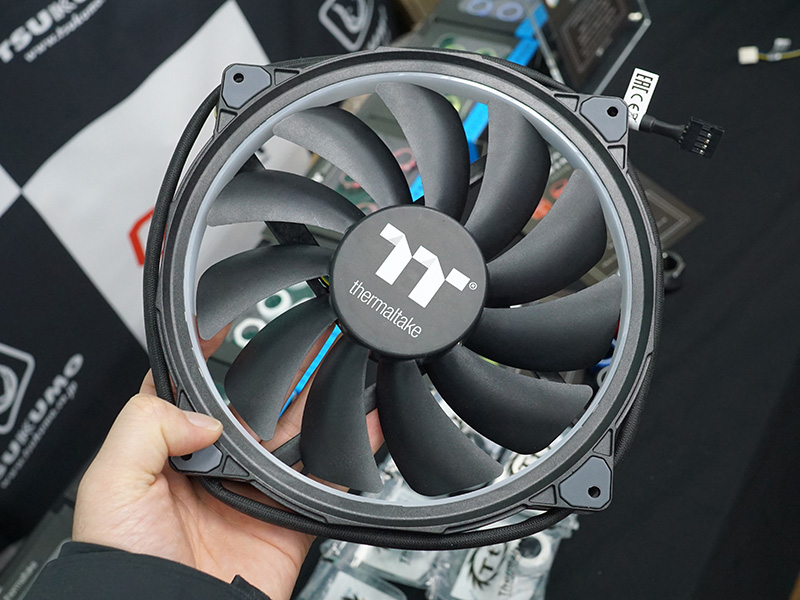 LED内蔵の20cmファン「Riing Plus 20」