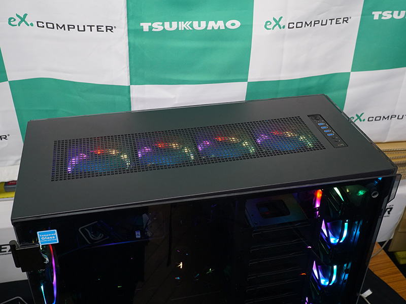 上面にも4つまでファンを設置可能。上面にはI/Oポートもあり、USB Type-Cを搭載