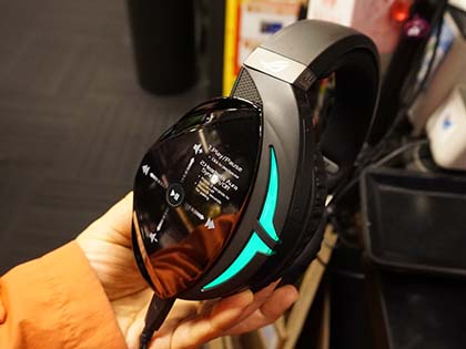 チーム内でLEDをシンクロできる7.1chヘッドセット「ROG Strix Fusion