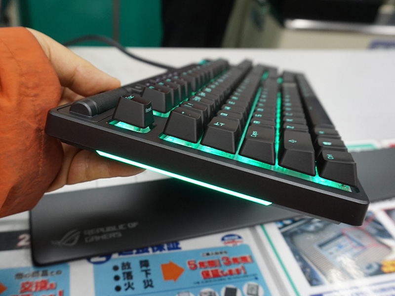 側面。キーボード下部も発光する