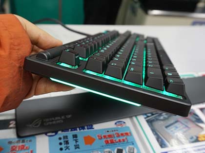 Aura Sync対応のASUS製ゲーミングキーボード「ROG Strix Flare」が発売