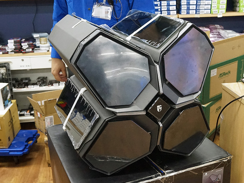 ユニークな見た目のPCケース「QUADSTELLAR」が近日発売