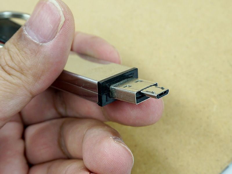 USBメモリへの取り付け例
