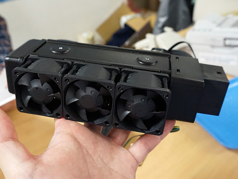 ラジエーター。4cmファン×3基を搭載
