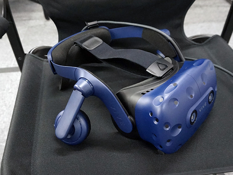 VIVE Proの側面。ハイレゾ対応ヘッドフォンを搭載
