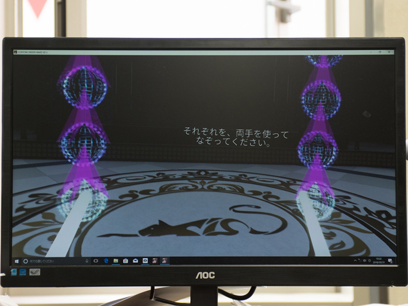 サイリウムのような両手の棒を使って、音楽とともに流れてくるターゲットに触れて遊ぶ