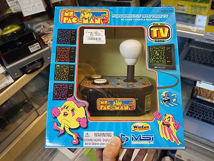 パックマンなどのレトロゲームを収録、ジョイスティック一体型ゲーム機