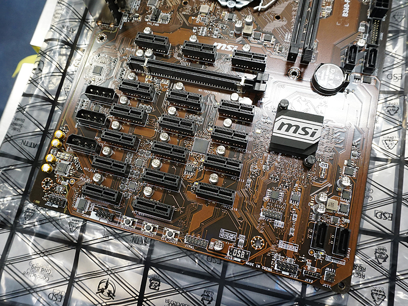 計18基のPCIeスロット