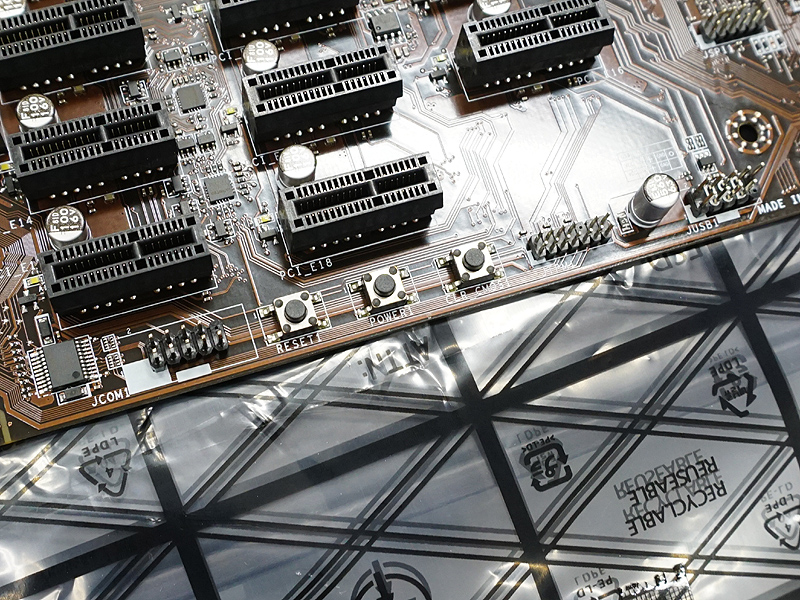 電源やリセットボタンを装備