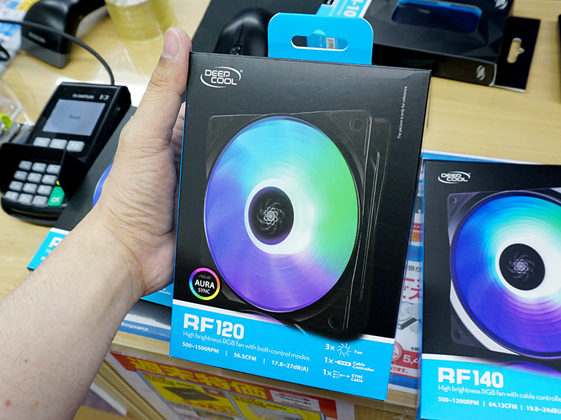 RF 120-3in1。3個セットのみマザーボードとの接続ケーブルが付属する