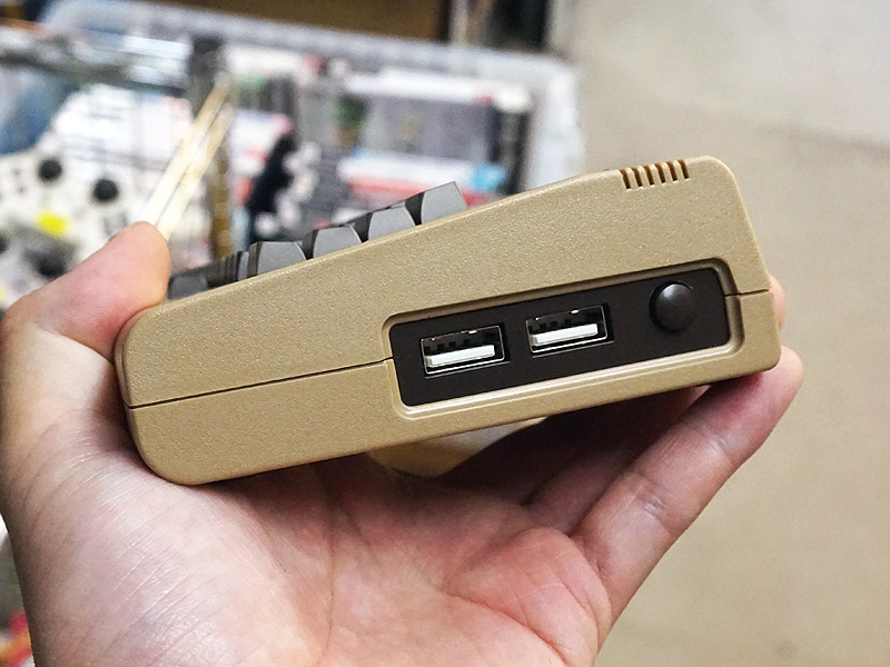 本体右側面。ジョイスティック接続用のUSBコネクタを備える