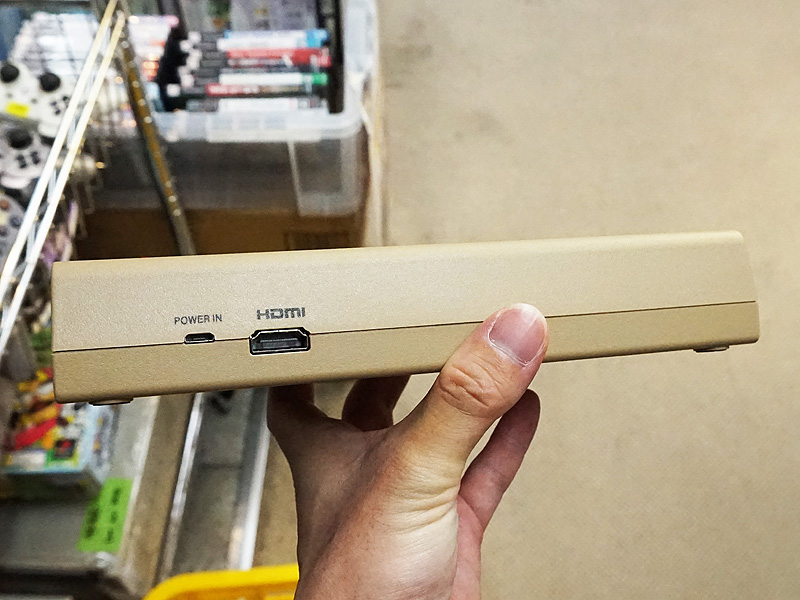 本体奥面にHDMI出力端子と電源用Micro USBコネクタが用意されている