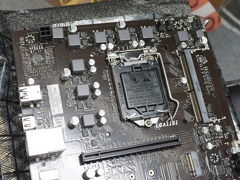 メモリはDDR4 SO-DIMM