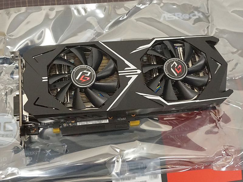 Radeon RX580搭載モデルと同じ形状で、外観からでは見分けが付かない