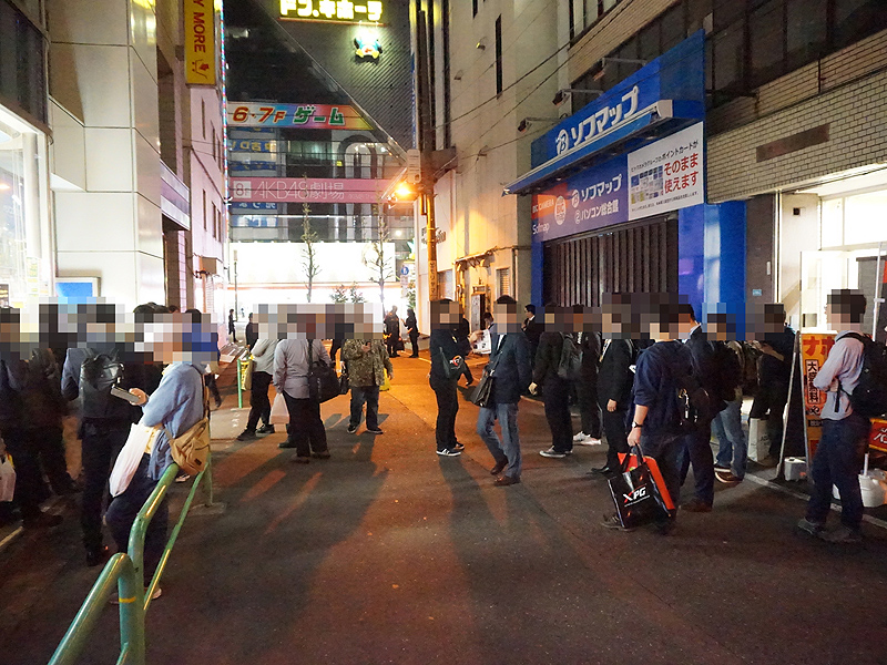 店頭には関係者を含めて多くの人が集まった