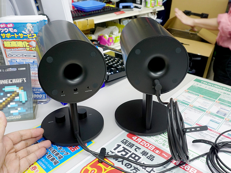 後方。ヘッドホンジャックも搭載している。