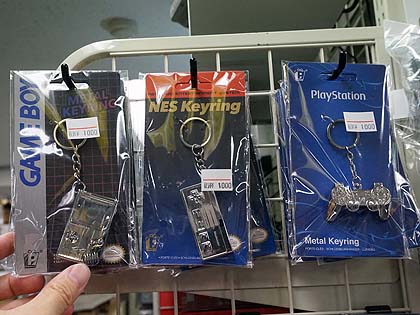 ゲームボーイ型のアラーム時計など、レトロゲーム雑貨が秋葉館に大量