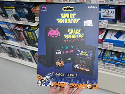 ゲームボーイ型のアラーム時計など、レトロゲーム雑貨が秋葉館に大量