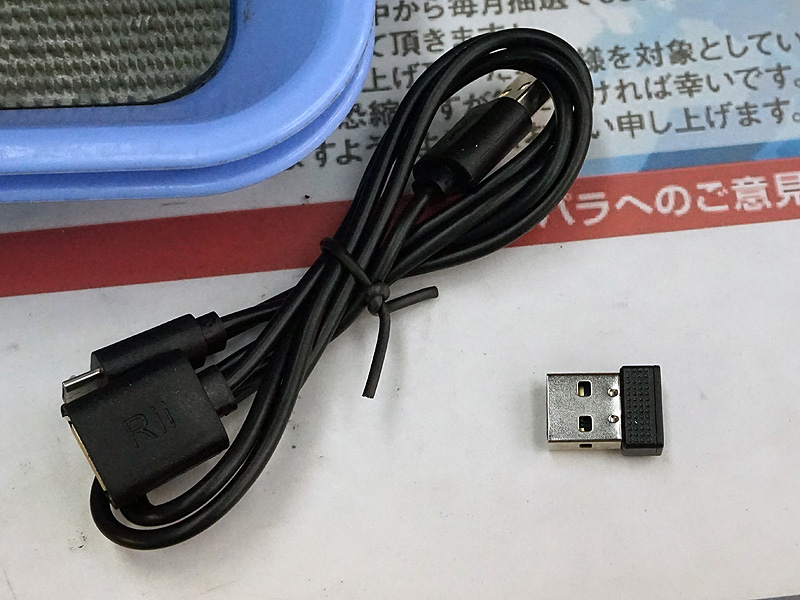 付属のUSBレシーバーと充電用USBケーブル