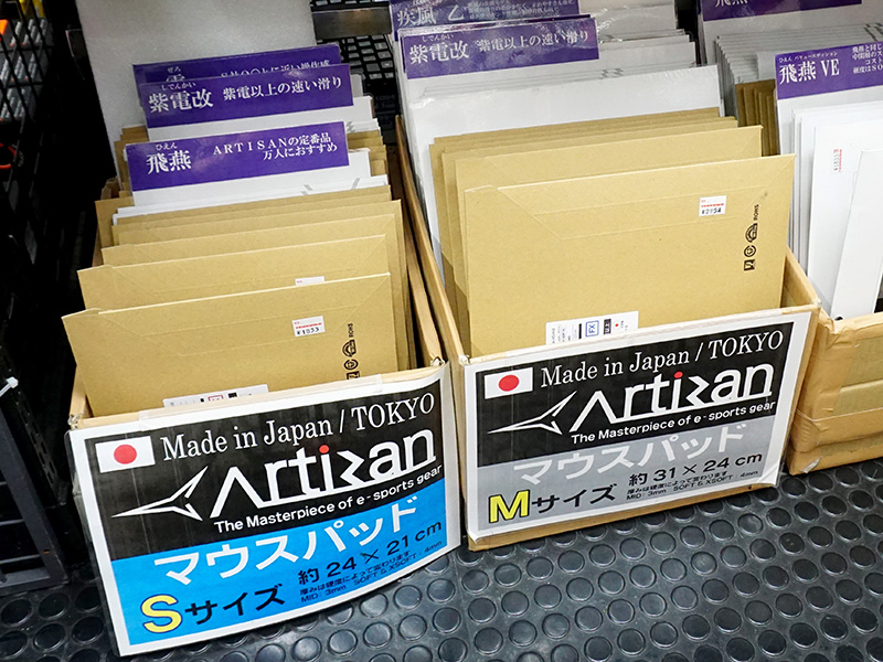 SサイズとMサイズは茶色の封筒のようなパッケージ。写真奥の白パッケージはロック縫製のされていない従来モデル