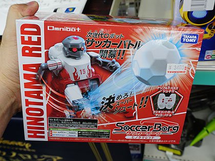 11人対11人のチーム戦もできるラジコンロボット「サッカーボーグ