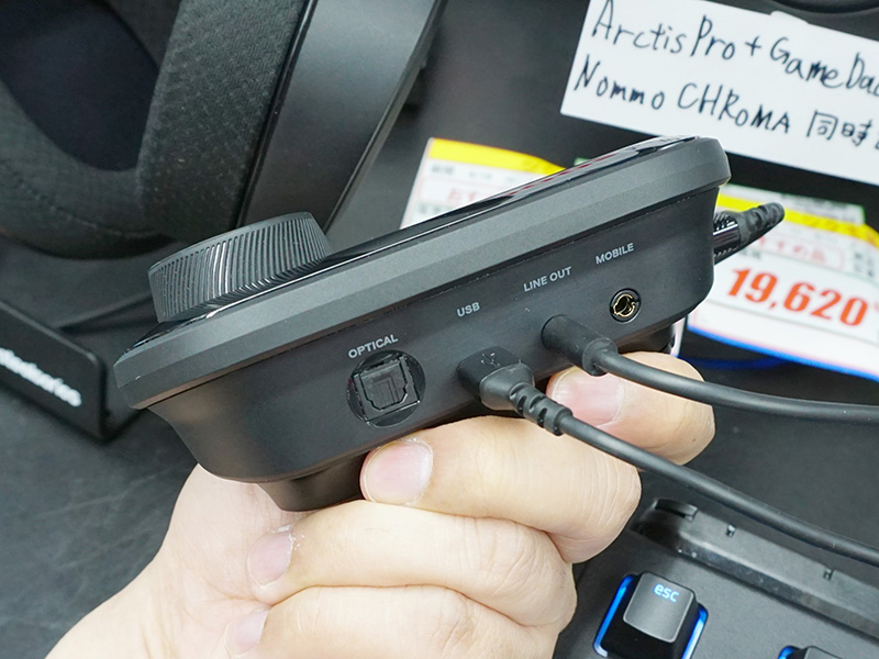 USBのほかアナログや光デジタル入力を備える