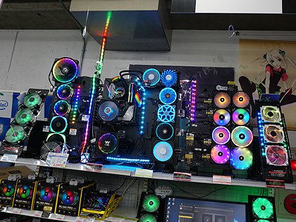 光り物パーツが多すぎて、ツクモの展示PCがよくわからない事になってい