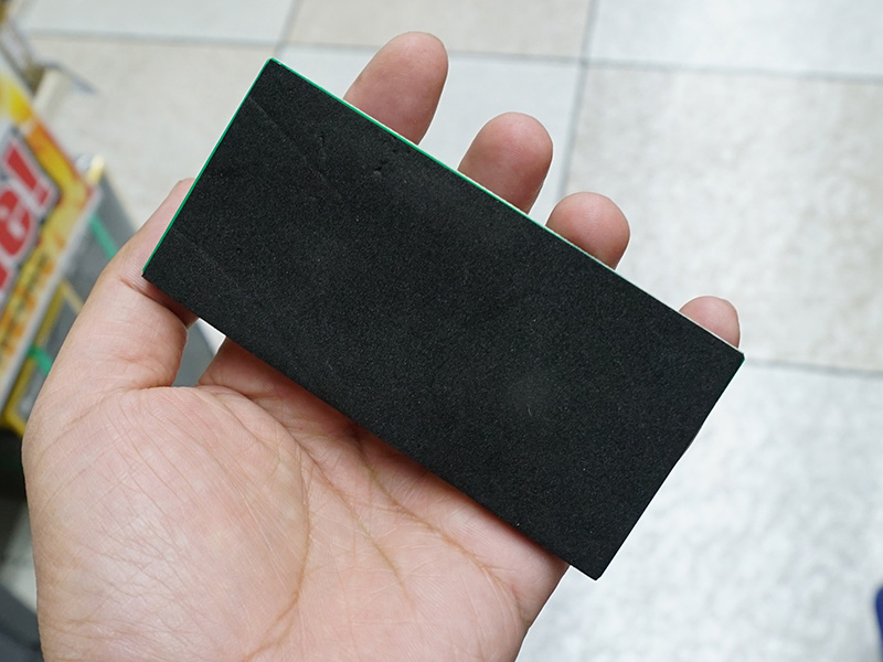 基板裏面には絶縁スポンジ