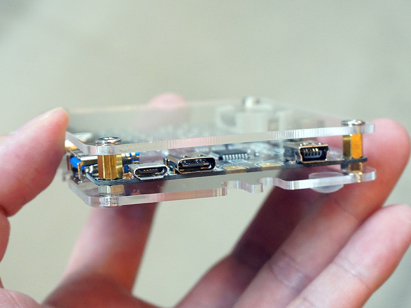 本体右側にはMicro USB、Mini USB、USB Type-Cコネクタを持つ