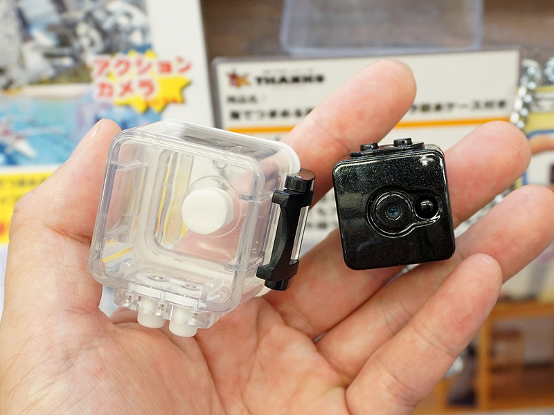 防水ケース(写真左)とカメラ本体(写真右)