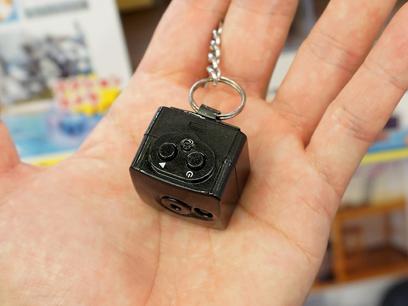 カメラ上面に操作ボタンがある