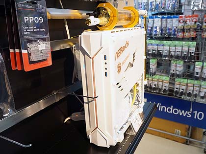 MOD PCのプロが製作、スリムな“白い水冷PC”の展示スタート （取材中に